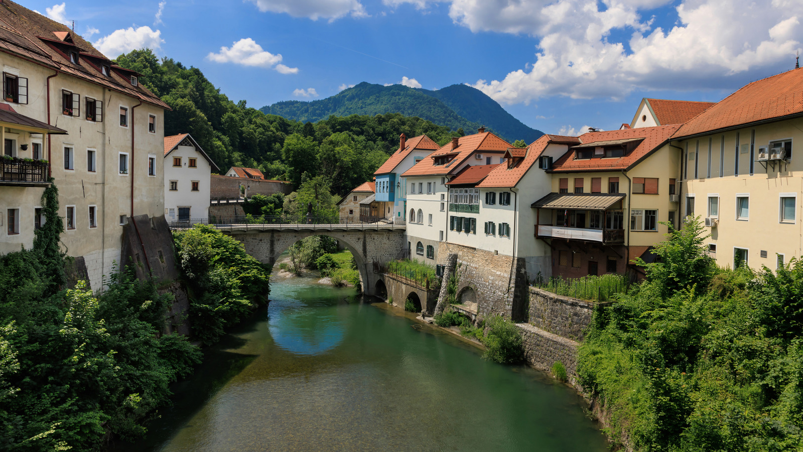 Une charmante ville slovène est la porte d'entrée d'un royaume magique de châteaux et de demeures dans les Alpes juliennes