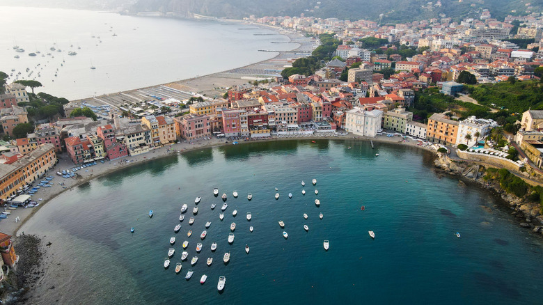 Les bateaux parsèment l'eau d'une plage à Sestri Levante