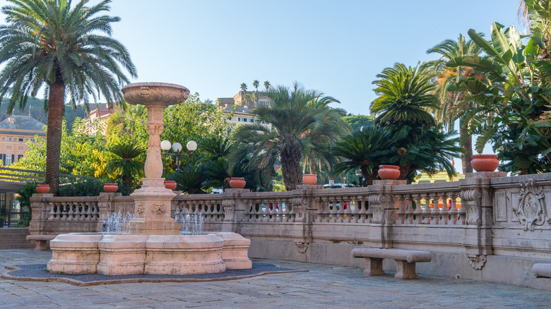 Une fontaine dans une piazza à Sestri Levante