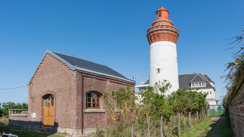 Phare blanc et rouge et la maison du gardien à Ault, en France
