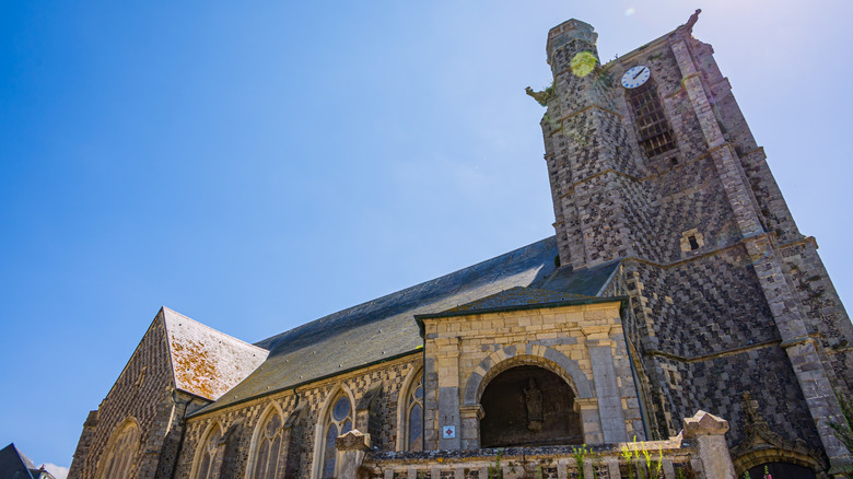 Église catholique Saint-Pierre de Ault avec damier médiéval