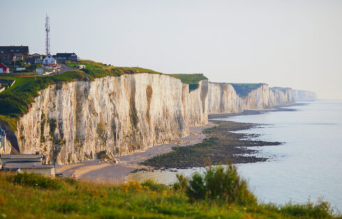 La France Serene Seaside Resort Town Renrowed for Chalk Cliffs propose des plages et des vues exceptionnelles