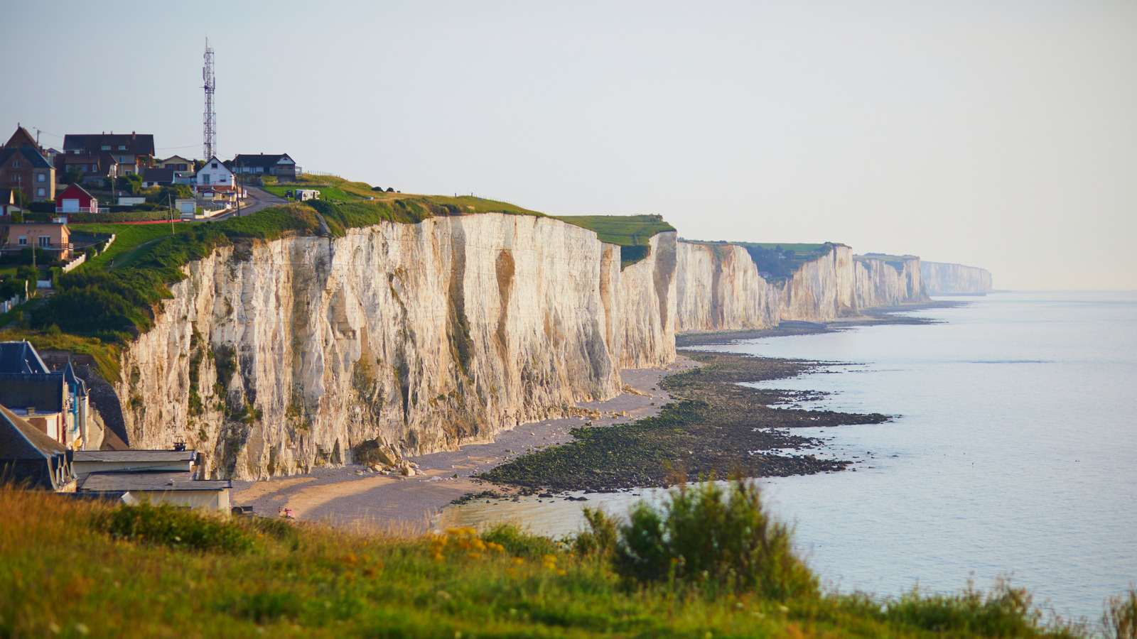 La France Serene Seaside Resort Town Renrowed for Chalk Cliffs propose des plages et des vues exceptionnelles