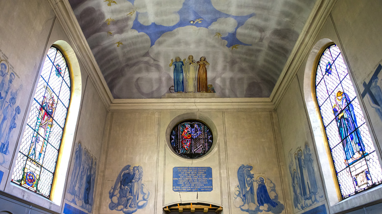 Intérieur de la chapelle peinte par Maurice Denis dans Saint-Germain-en-Laye