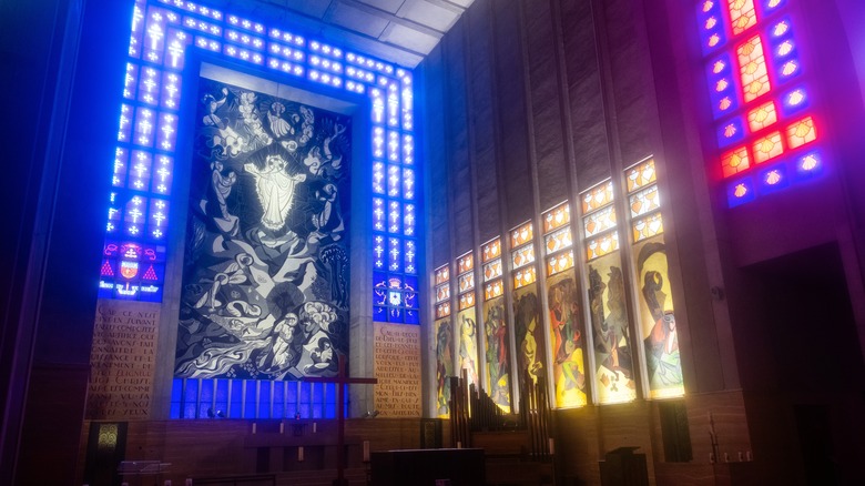 Panneaux de vitrail sur une église à Montrouge, en France,