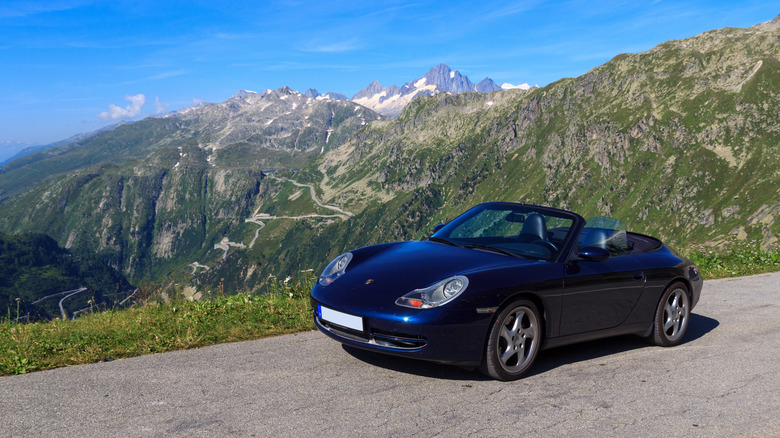 Porsche sur Furka Pass en Suisse