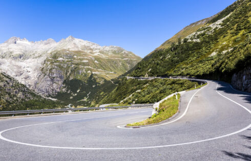 Le célèbre `` James Bond Road '' d'Europe est une promenade de sensations fortes qui vaut la peine de louer une voiture de sport pour expérimenter