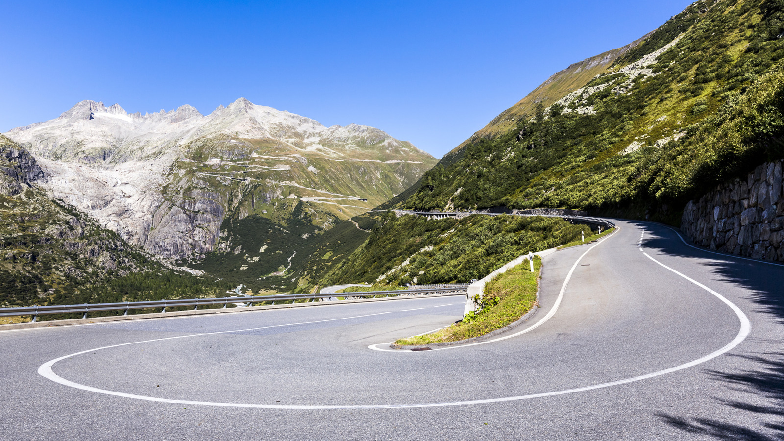 Le célèbre `` James Bond Road '' d'Europe est une promenade de sensations fortes qui vaut la peine de louer une voiture de sport pour expérimenter