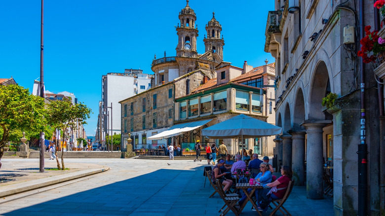 Personnes dans un café en plein air à Pontevedra, Espagne