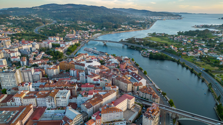 Une vue aérienne de Pontevedra, Espagne au coucher du soleil