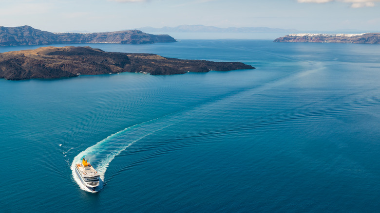 Le ferry a vu la croisière dans la mer Égée, arrivant à Santorin.