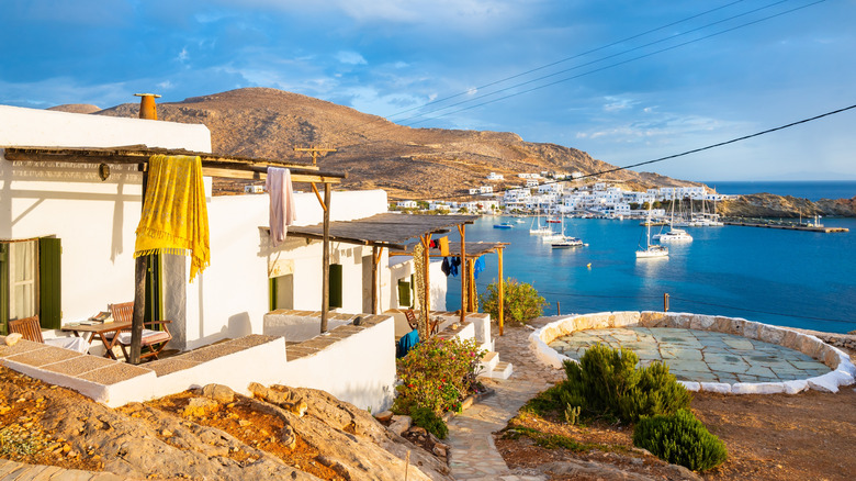 Appartements grecs de style traditionnel au lever du soleil dans le port de Karavostasis, Folegandros Island,