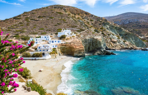 L'une des îles les plus sous-estimées de la Grèce prospère avec de petites foules, des hôtels éblouissants et des plages tranquilles
