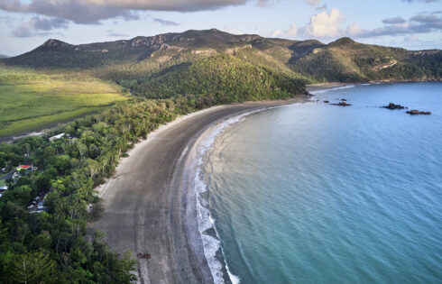 Situé entre Brisbane et Cairns se trouve la ville tropicale de l'Australie entourée d'une nature sauvage intacte