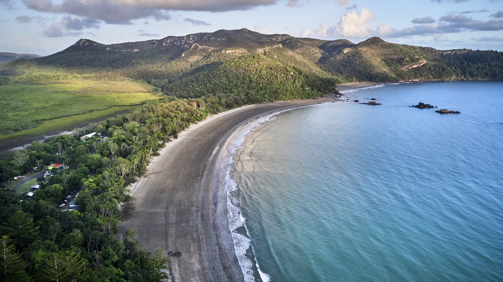 Situé entre Brisbane et Cairns se trouve la ville tropicale de l'Australie entourée d'une nature sauvage intacte