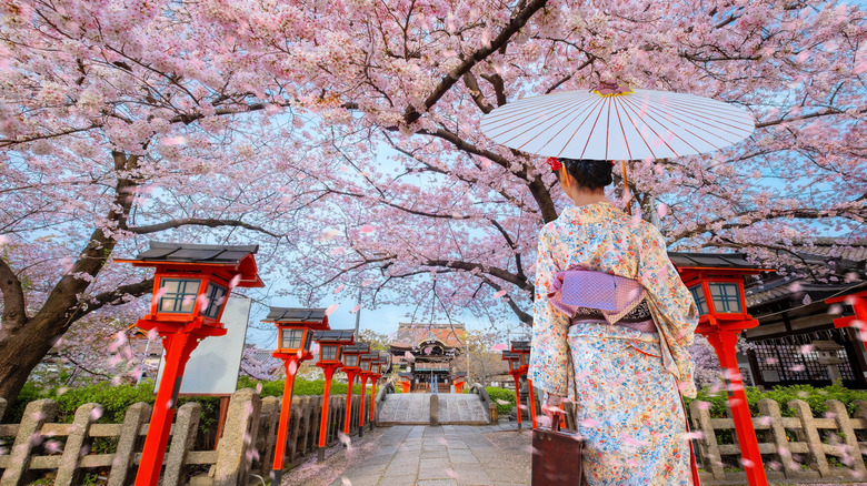 Femme japonaise en robe traditionnelle de kimono au sanctuaire Rokusonno