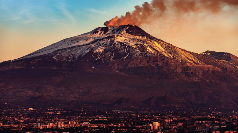 Catania Cityscape avec de la fumée sortant du mont Etna