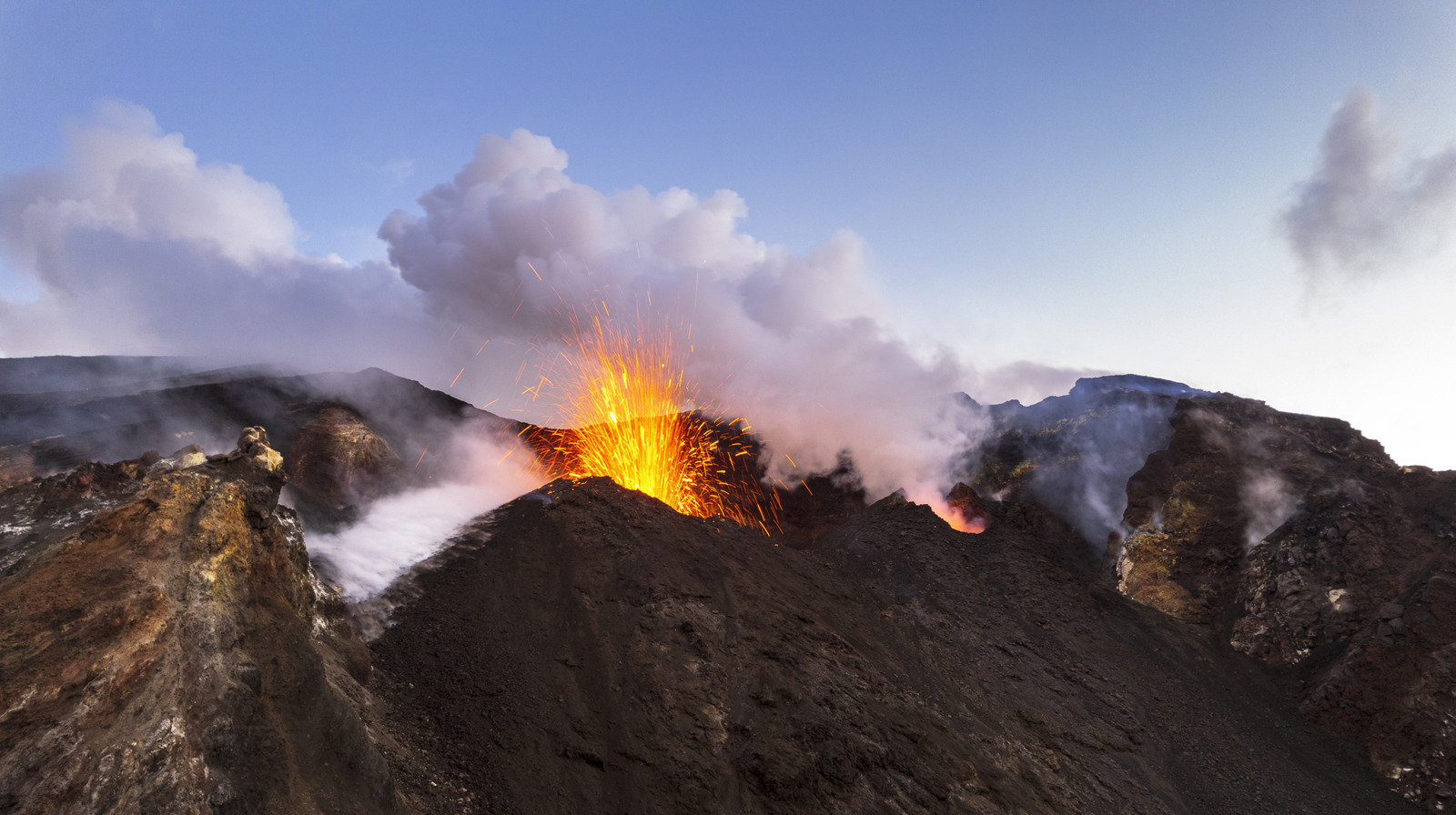 Ce que les touristes doivent savoir avant de faire de la randonnée sur les volcans actifs de l'Italie