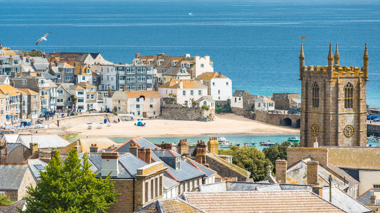 Vue des bâtiments pittoresques bordant la plage de St. Ives, Cornwall.