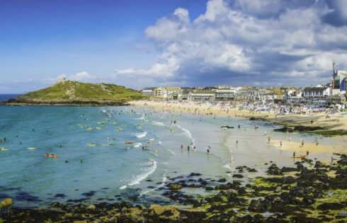 L'une des villes de pêcheurs les plus idylliques d'Angleterre est un paradis côtier de Cornwall avec des rues pavées charmantes
