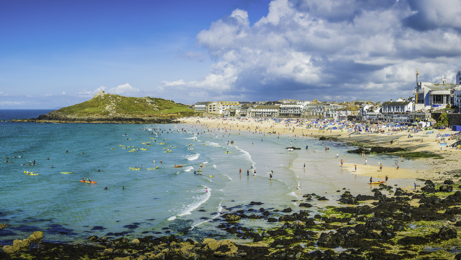 L'une des villes de pêcheurs les plus idylliques d'Angleterre est un paradis côtier de Cornwall avec des rues pavées charmantes