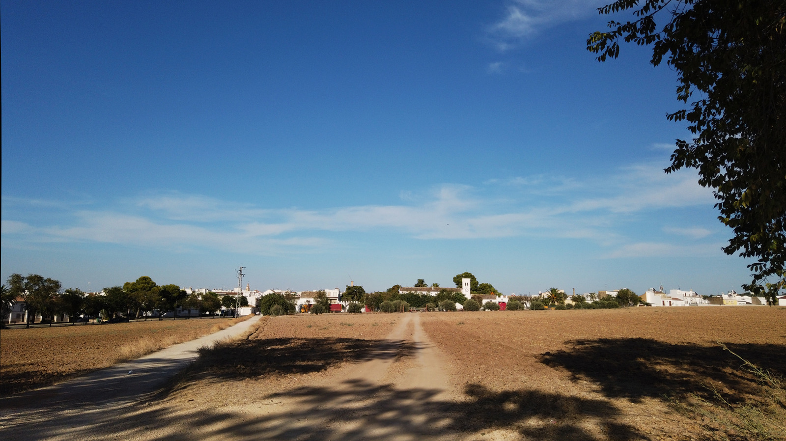 Caché dans la «poêle» d'Espagne est une ville utopique charmante et inhabituelle sans police et sans chômage
