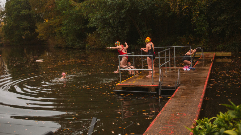 Les gens sautent du pont dans la piscine féminine à Hamptsead Heath