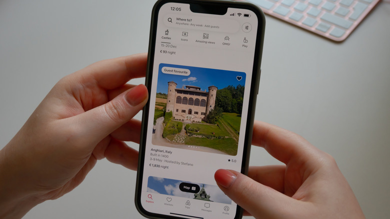 Quelqu'un qui cherche un airbnb sur l'application sur son téléphone