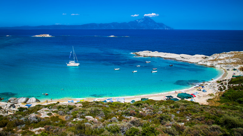 Kriaritsi plage avec le mont Athos à distance