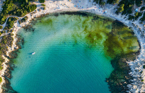 L'une des plages les plus sous-estimées de la Grèce est un paradis de péninsule peu fréquenté avec des eaux turquoise