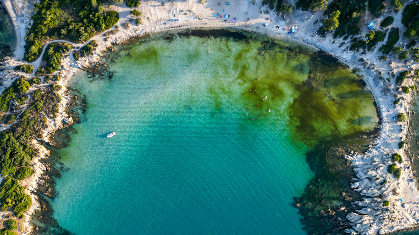 L'une des plages les plus sous-estimées de la Grèce est un paradis de péninsule peu fréquenté avec des eaux turquoise
