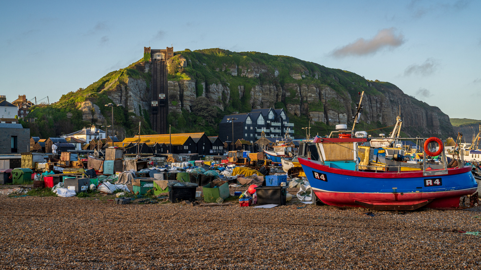 La ville côtière excentrique de l'Angleterre mélange le charme du vieux monde avec le plaisir balnéaire (et c'est plus qu'un simple site de bataille)