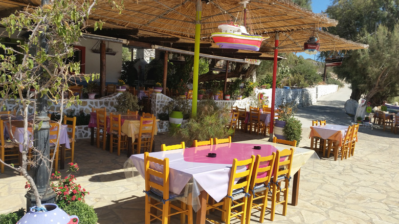 La vue d'un restaurant traditionnel sur l'île Arkoi en Grèce,