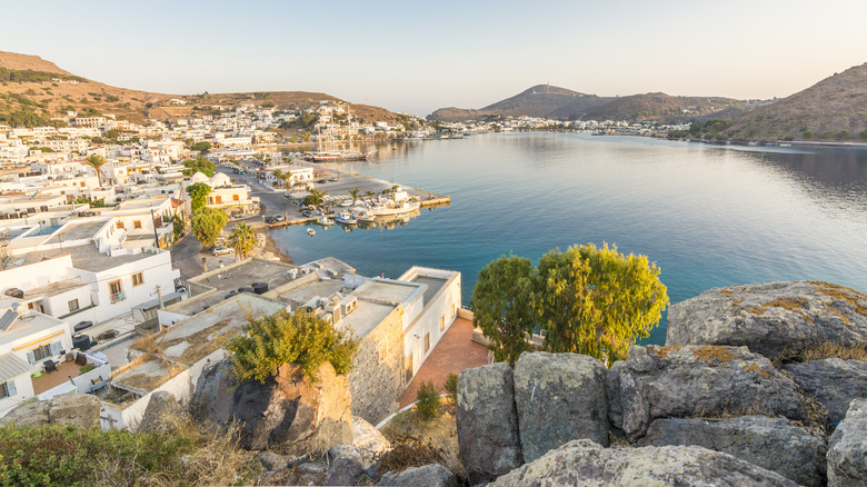Vieille du port du village de Skala sur l'île de Patmos. L'île de Patmos est une destination touristique populer en Grèce.