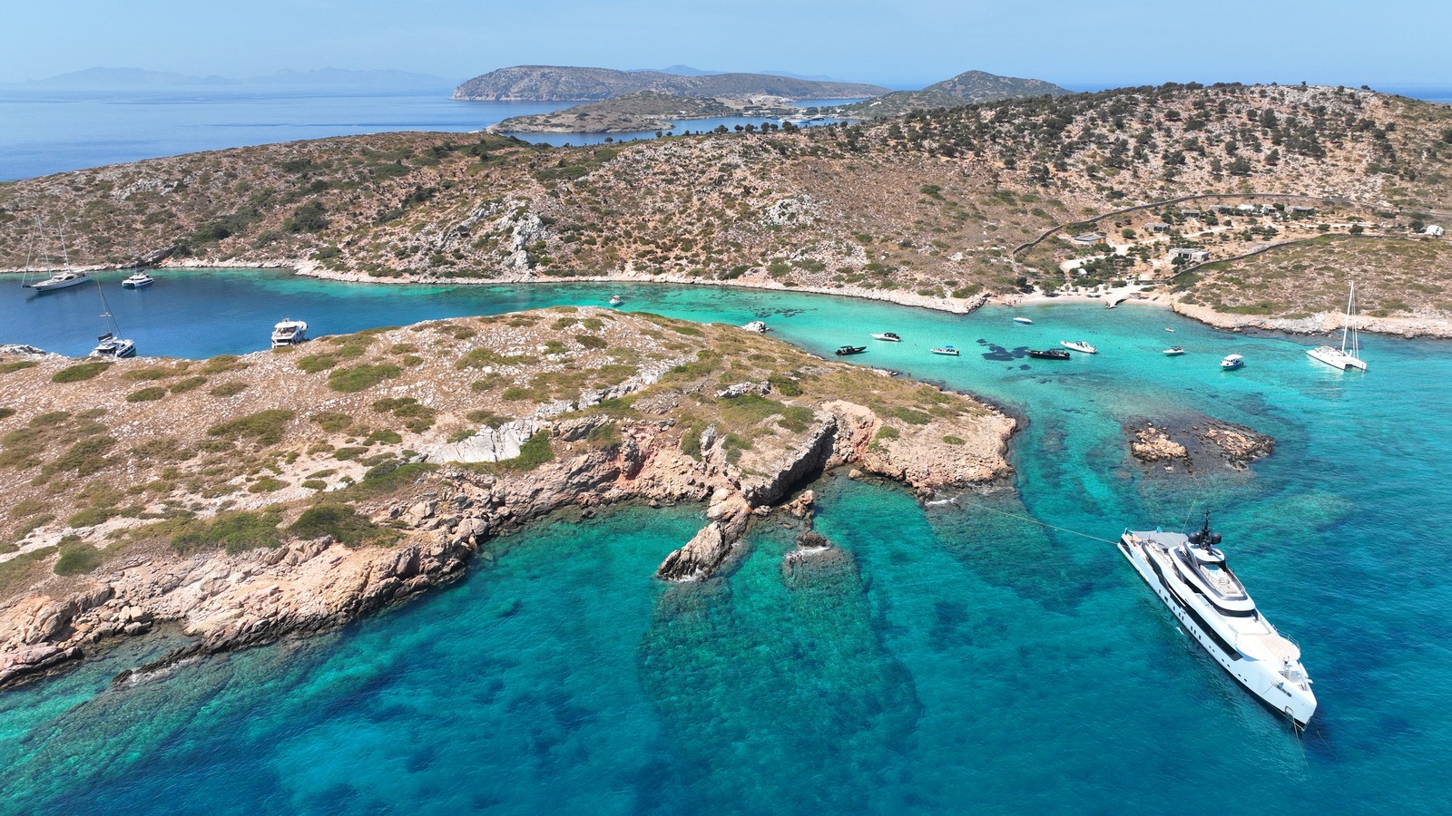 Situé entre Athènes et Rhodes est la micro-île pittoresque de la Grèce sans foule ni hôtels