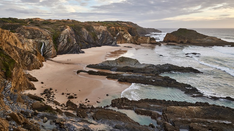 Roches et vagues sur les plages d'Alentejo
