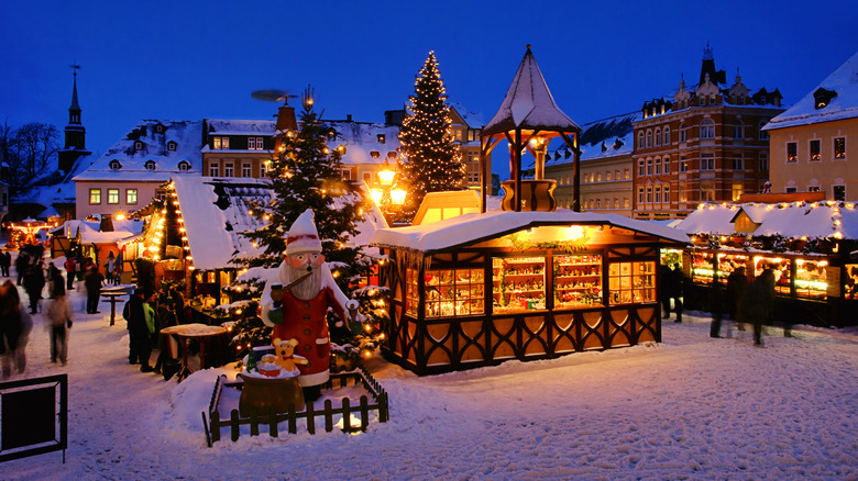 Le marché de Noël brillant en Allemagne recouvert dans la neige