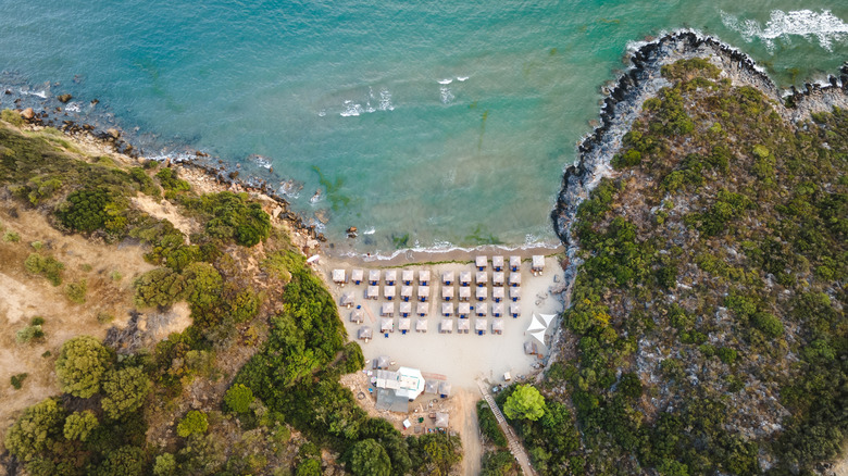 Les parapluies parsèment les sables d'une plage en Laconie