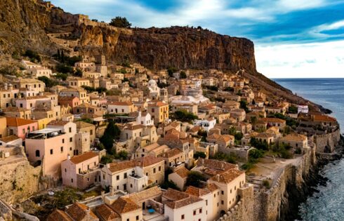La région de la péninsule secrète de la Grèce est un paradis mélangeant les plages et l'histoire avec des villages et des châteaux charmants