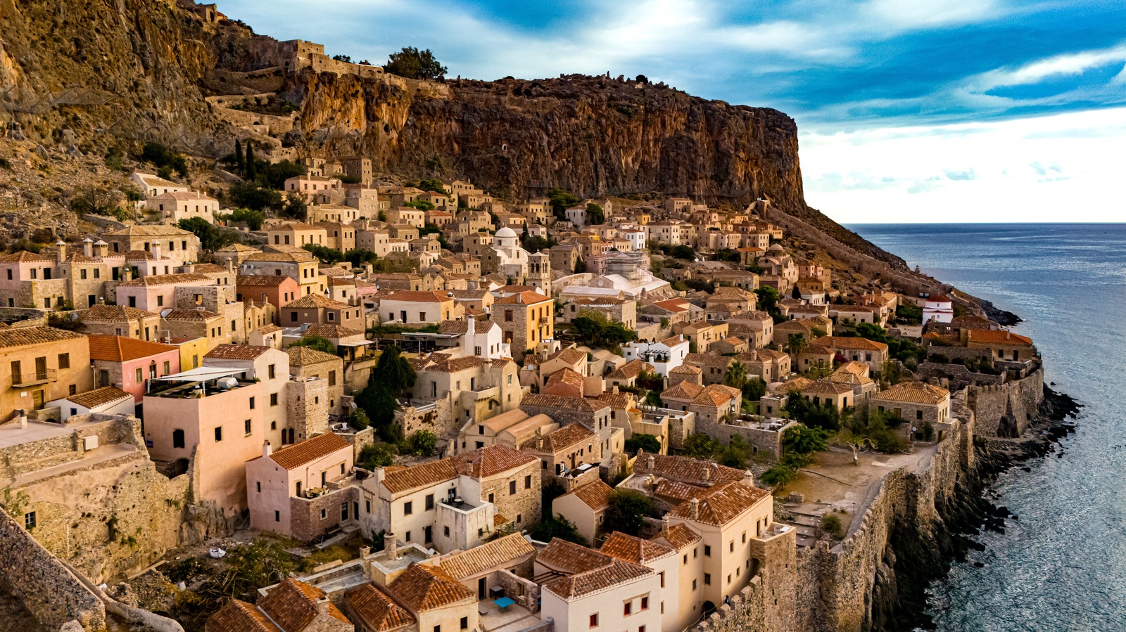 La région de la péninsule secrète de la Grèce est un paradis mélangeant les plages et l'histoire avec des villages et des châteaux charmants