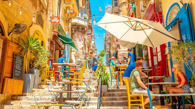 Ruelle à Valletta, Malte avec restauration en plein air