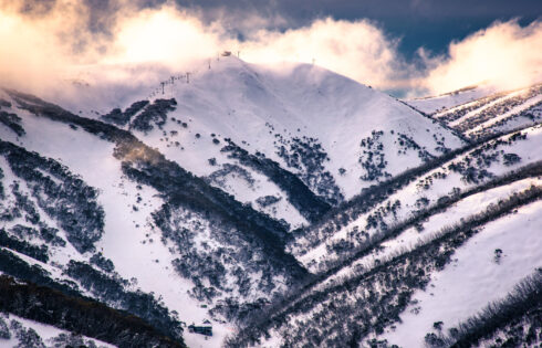 Le plus haut village de Victoria est une évasion de la montagne australienne enneigée construite pour l'aventure et la détente