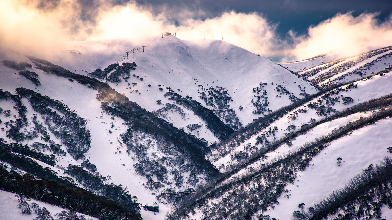 Le plus haut village de Victoria est une évasion de la montagne australienne enneigée construite pour l'aventure et la détente