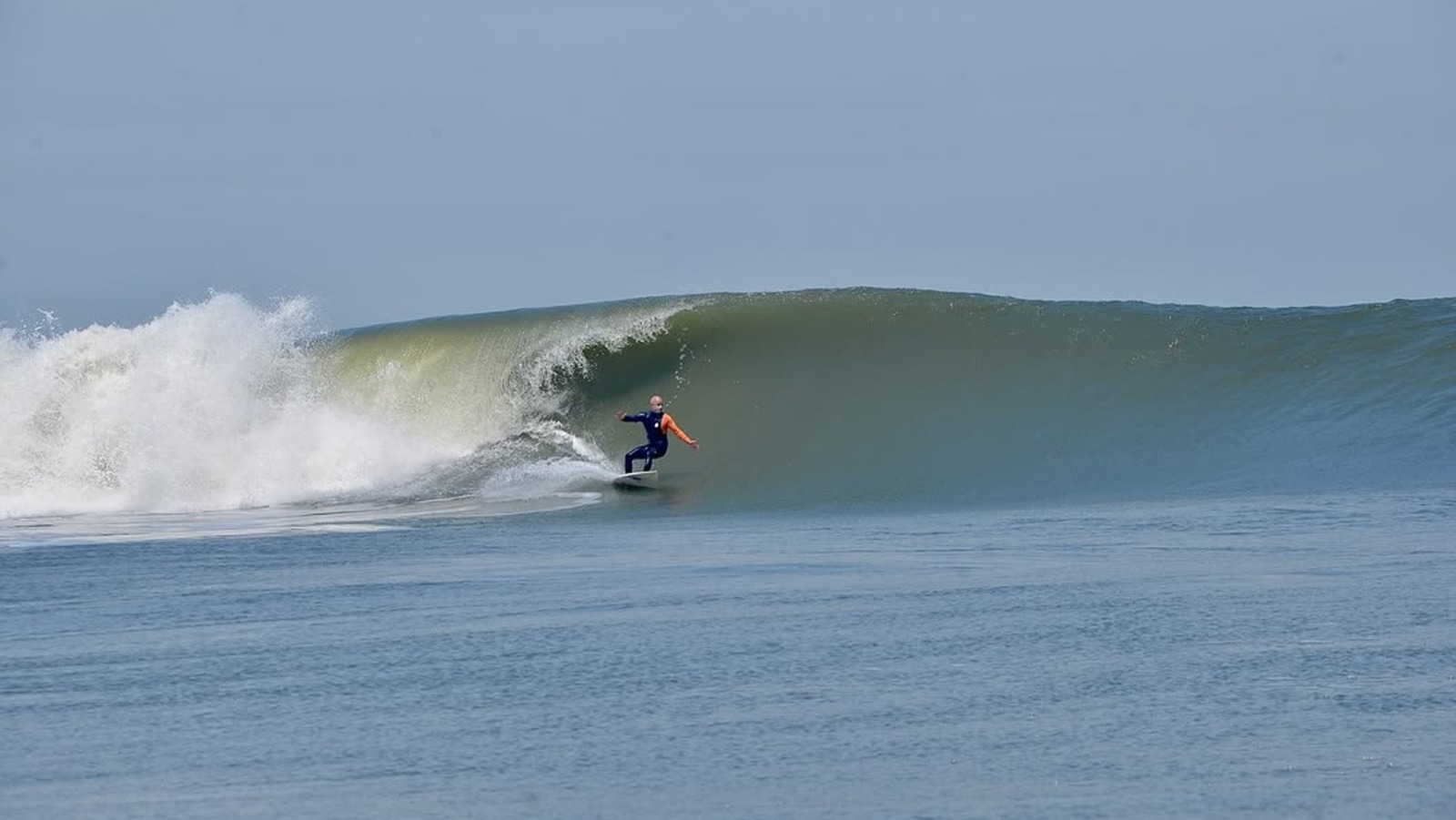 Les surfeurs affluent dans ce pays de rêve pour la plus longue vague du monde
