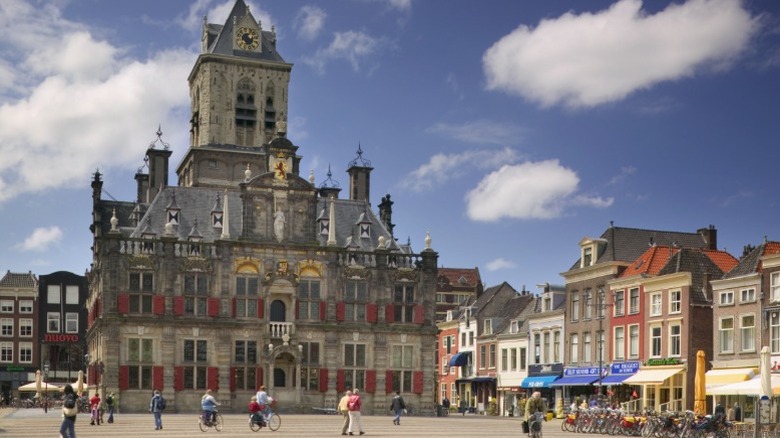 L'hôtel de ville néerlandais de la Renaissance sur la place du marché principal de Delft.