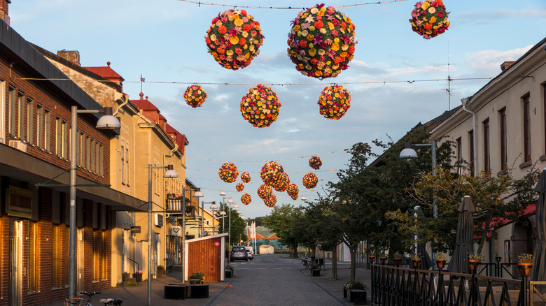 Coucher de soleil sur une jolie rue à Åmål avec des sculptures florales