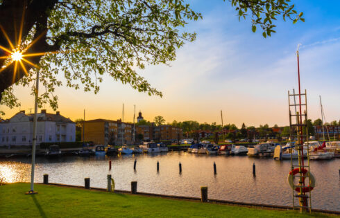 Situé entre Stockholm et Oslo se trouve le village suédois de Lakeside débordant d'art, de magasins et de cafés mignons