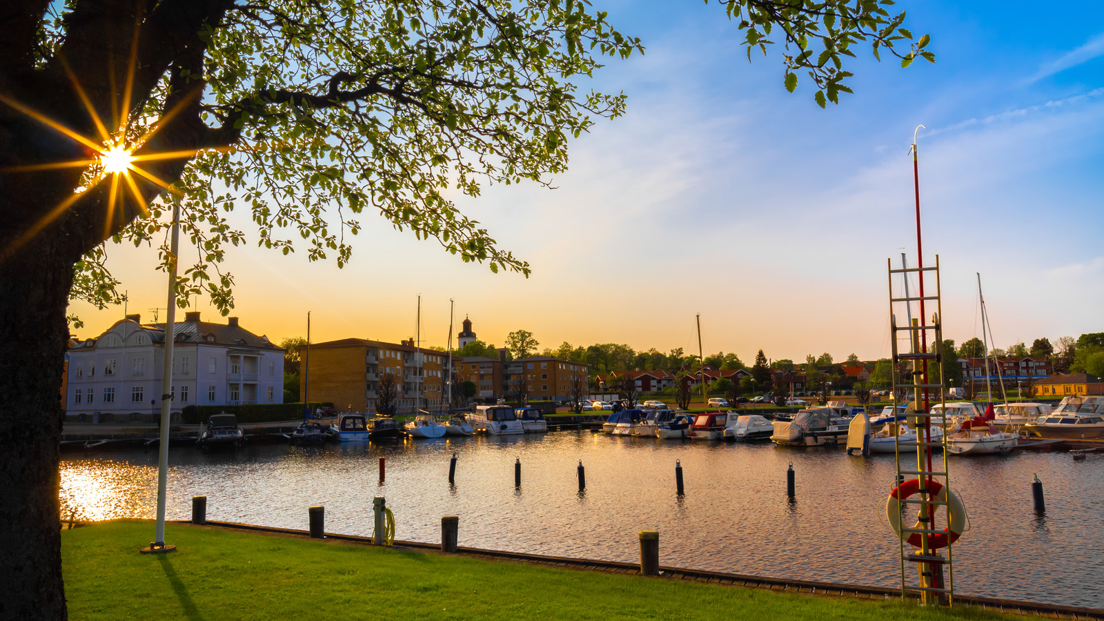 Situé entre Stockholm et Oslo se trouve le village suédois de Lakeside débordant d'art, de magasins et de cafés mignons
