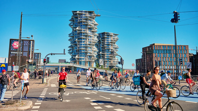 Les cyclistes montent dans les rues de Copenhague