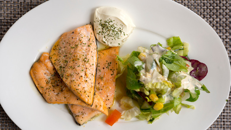 Saumon et salade sur une assiette blanche
